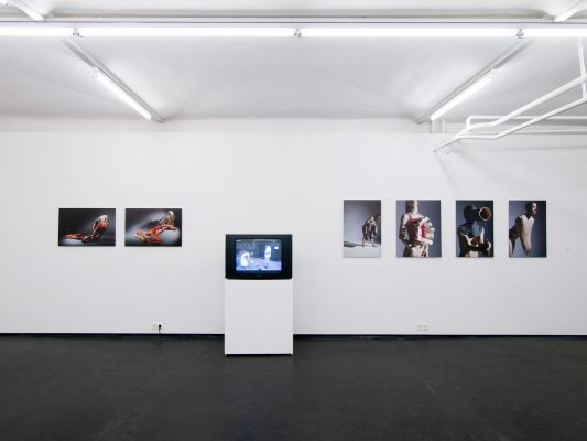 PERFORMANCE II Ausstellungsansicht Fotogalerie Wien