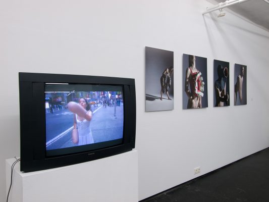 PERFORMANCE II Ausstellungsansicht Fotogalerie Wien