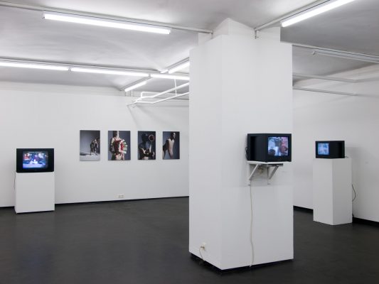 PERFORMANCE II Ausstellungsansicht Fotogalerie Wien