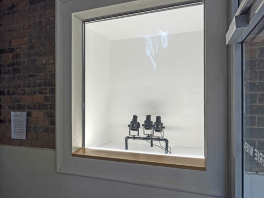 Display Cabinet III - Jojo Gronostay, Installationsansicht Fotogalerie Wien