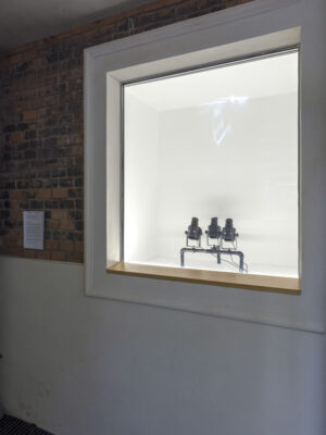 Display Cabinet III - Jojo Gronostay, Installationsansicht Fotogalerie Wien