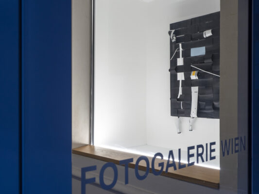 DISPLAY CABINET No. 5 ANNA LERCHBAUMER – Hey, what’s the matter? Ausstellungsansicht Fotogalerie Wien