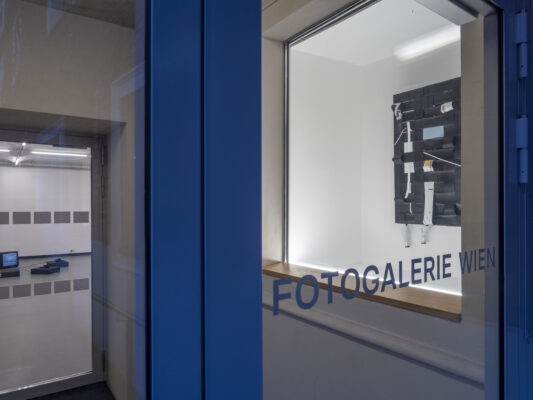 DISPLAY CABINET No. 5 ANNA LERCHBAUMER – Hey, what’s the matter? Ausstellungsansicht Fotogalerie Wien